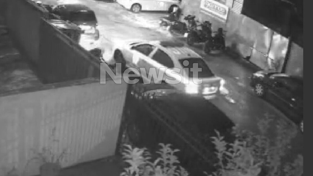 Η στιγμή που φτάνει το περιπολικό στον τόπο του εγκλήματος και ξεκινάει το ανθρωποκυνηγητό για τον εντοπισμό του δράστη