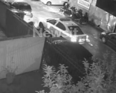 Η στιγμή που φτάνει το περιπολικό στον τόπο του εγκλήματος και ξεκινάει το ανθρωποκυνηγητό για τον εντοπισμό του δράστη