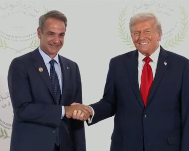 Ο Κυριάκος Μητσοτάκης και ο Ντόναλντ Τραμπ στη Σύνοδο Κορυφής του Σαρμ Ελ Σέιχ της Αιγύπτου για την ειρήνευση στη Λωρίδα της Γάζας