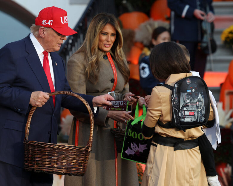 Ντόναλντ Τραμπ και Μελάνια σε Halloween κλίμα: Μοίρασαν σοκολάτες στα παιδιά στον Λευκό Οίκο