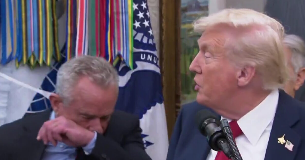 Trump in Bourla after Robert Kennedy’s sneezing next to him: “Bring me immediately a Paxlovid”