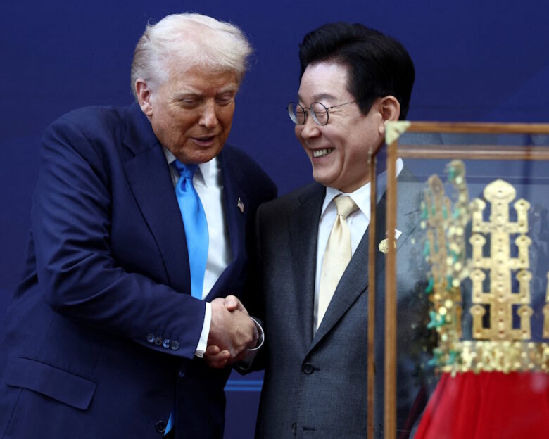 Τραμπ στην Ασία: Χορευτές, χρυσό στέμμα και μπαστούνια του γκολφ στη θερμή υποδοχή του Προέδρου των ΗΠΑ