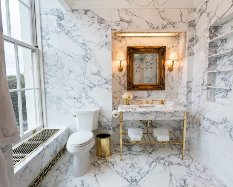 Ο Τραμπ είναι κατενθουσιασμένος από το νέο του μπάνιο στον Λευκό Οίκο – Οι επίχρυσες βρύσες και το μπουρνούζι με τον αμερικανικό αετό