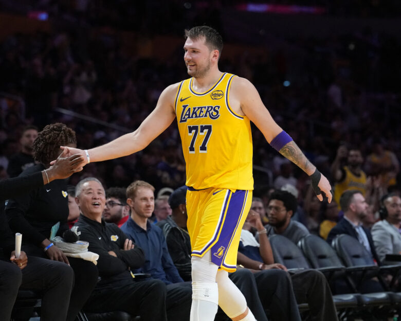 Αποτελέσματα NBA: Μεγάλη νίκη των Νικς κόντρα στους Σέλτικς, «μαγικός» Ντόντσιτς για τους Λέικερς ενάντια στους Τίμπεργουλβς