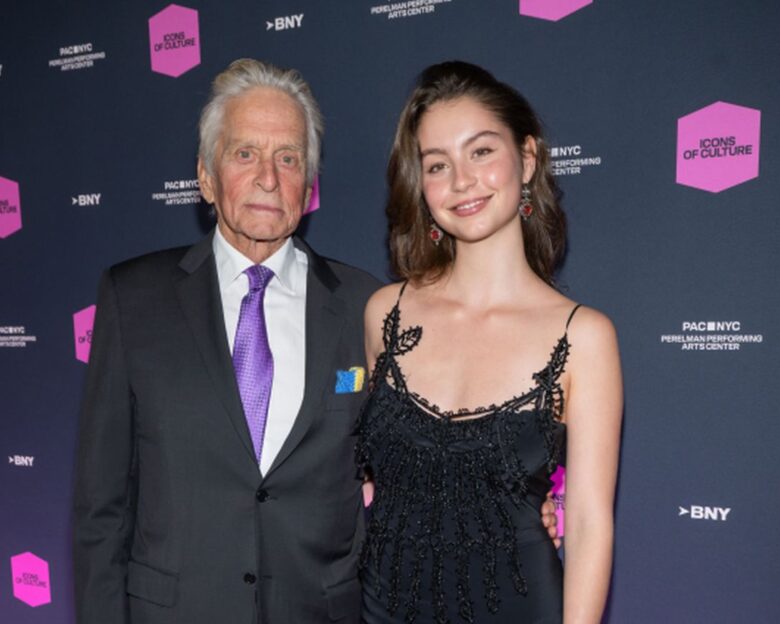 Κάθριν Ζέτα Τζόουνς: Η κόρη της φόρεσε το 20 ετών vintage φόρεμα της μητέρας της σε γκαλά στη Νέα Υόρκη