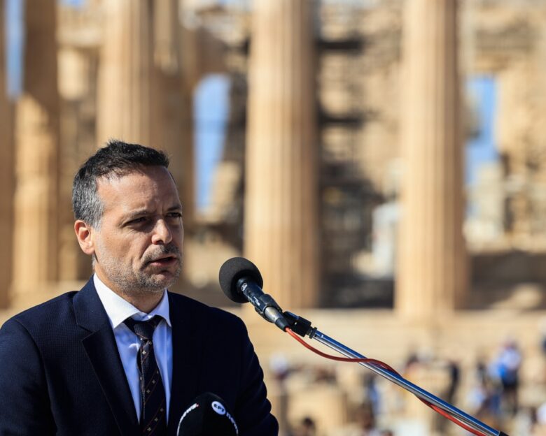 «Πόρτα» Δούκα στον Δένδια για το μνημείο του Άγνωστου Στρατιώτη: «Καλή τους τύχη»