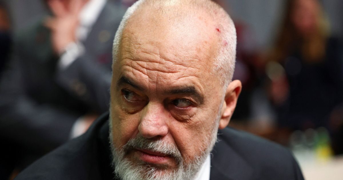 Edi Rama and his “weird” moments: Trumping on Trump, black humor for death prince and bowing in the Melon