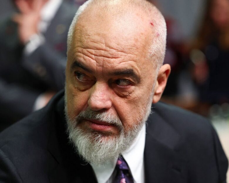 Ο Έντι Ράμα και οι «περίεργες» στιγμές του: Το τρολάρισμα στον Τραμπ, το μαύρο χιούμορ για τον θάνατο Πριγκόζιν και οι υποκλίσεις στη Μελόνι