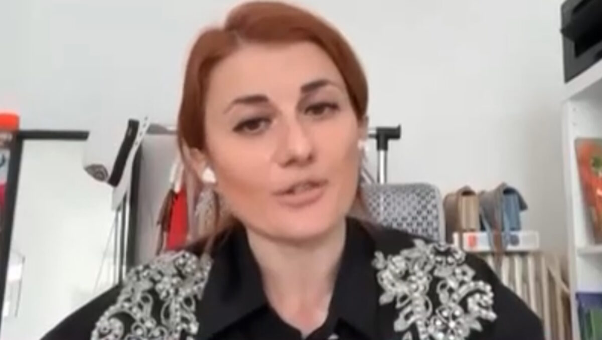 Η εκπαιδευτικός που έκανε μήνυση στον διανομέα