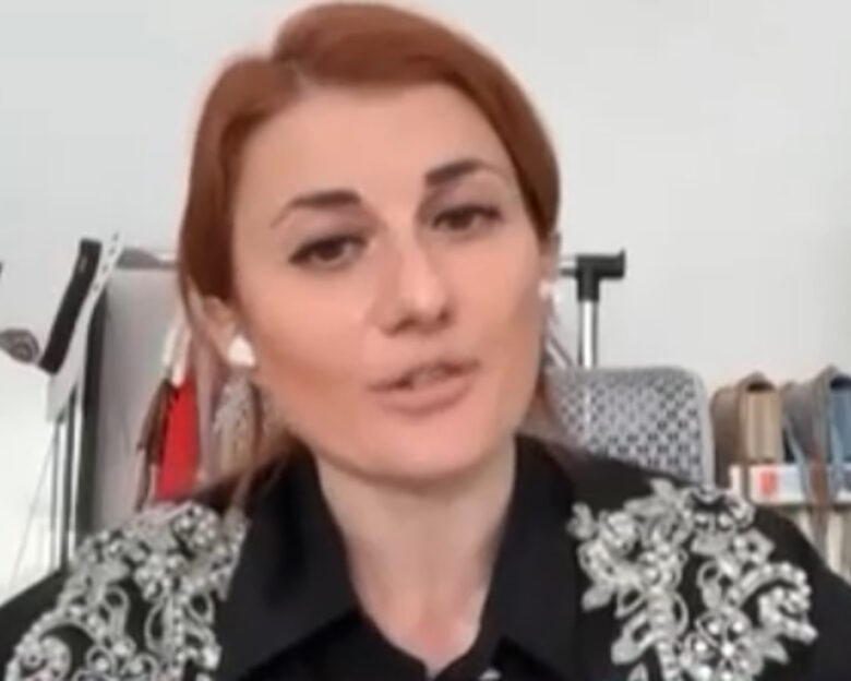 Ξεσπάει η εκπαιδευτικός που έκανε μήνυση σε ντελιβερά για λεκτική και σεξιστική επίθεση – «Με έφτυσε μπροστά στην κόρη μου»