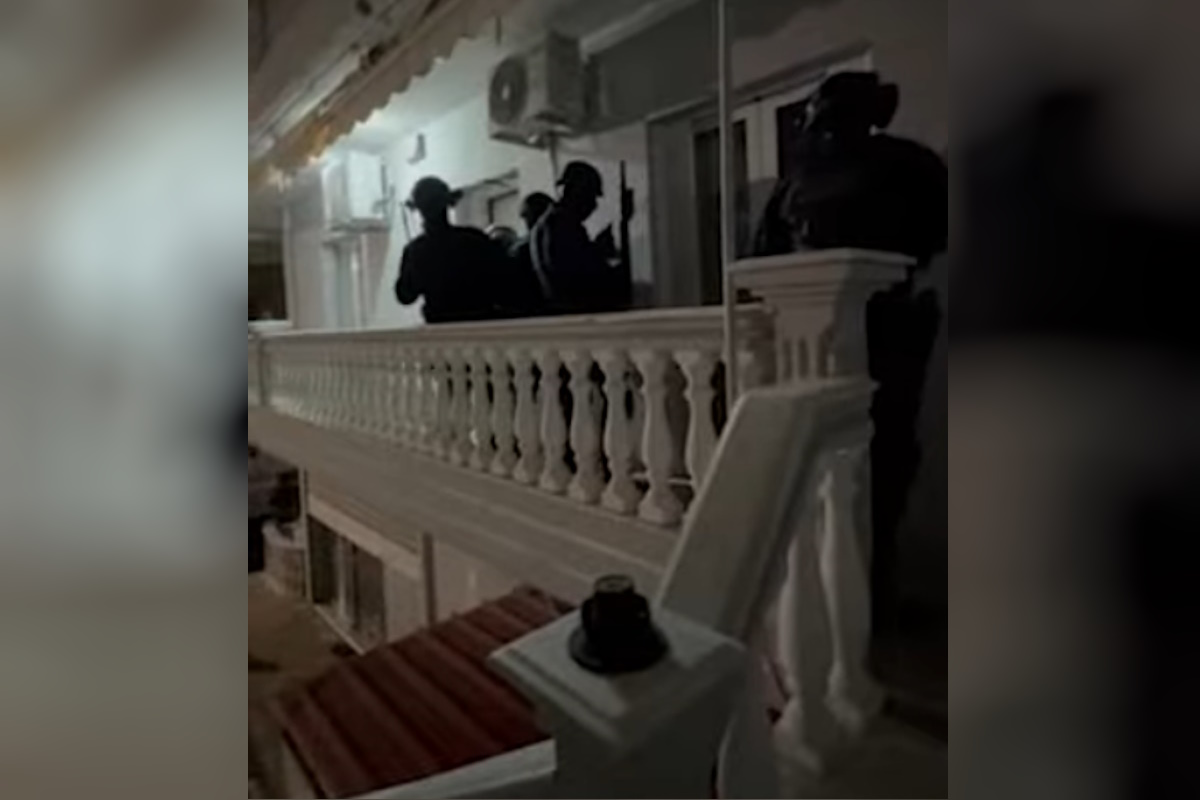 Η στιγμή που η ΕΛΑΣ μπαίνει στο σπίτι της οργάνωσης