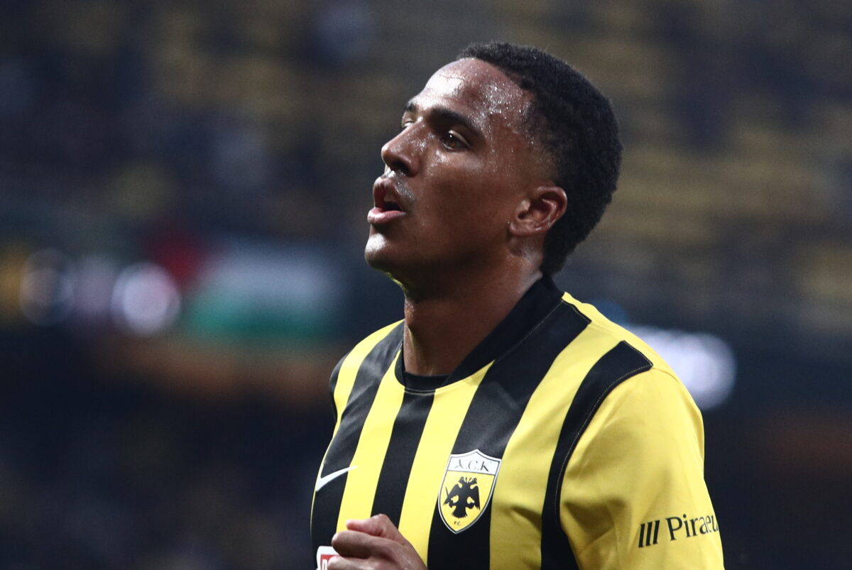 Ο Ελίασον με τη φανέλα της ΑΕΚ (ΣΩΤΗΡΗΣ ΔΗΜΗΤΡΟΠΟΥΛΟΣ