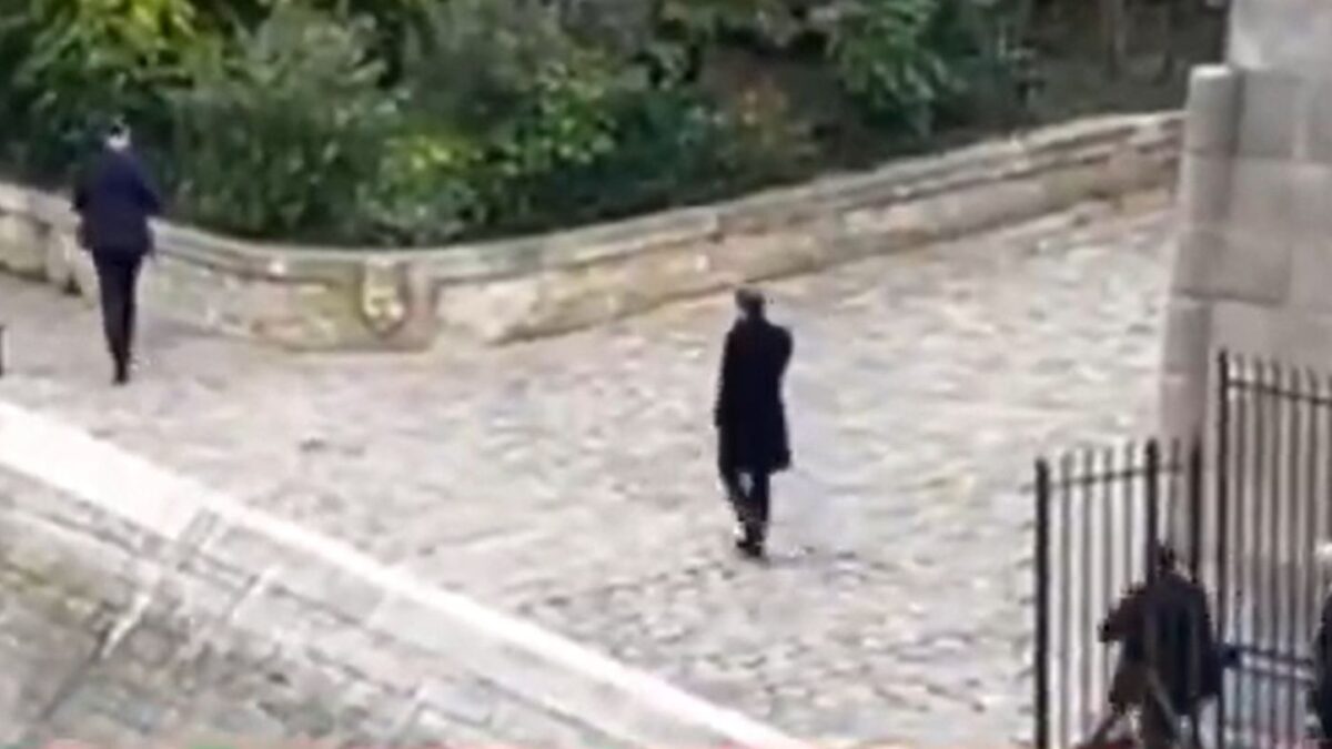 Η μοναχική βόλτα του Εμανουέλ Μακρόν δίπλα στον Σηκουάνα