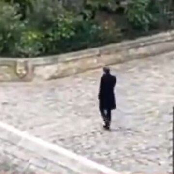 Η μοναχική βόλτα του Εμανουέλ Μακρόν δίπλα στον Σηκουάνα