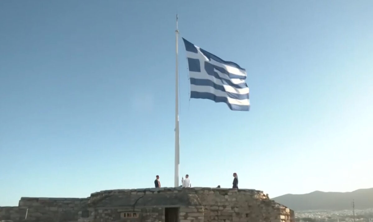 Η έπαρση της ελληνικής σημαίας