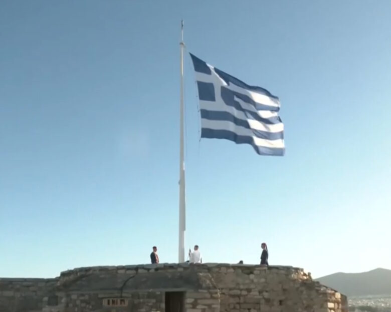 28η Οκτωβρίου: Η έπαρση της ελληνικής σημαίας στον Ιερό Βράχο της Ακρόπολης – Συγκίνηση στην ανάκρουση του εθνικού ύμνου
