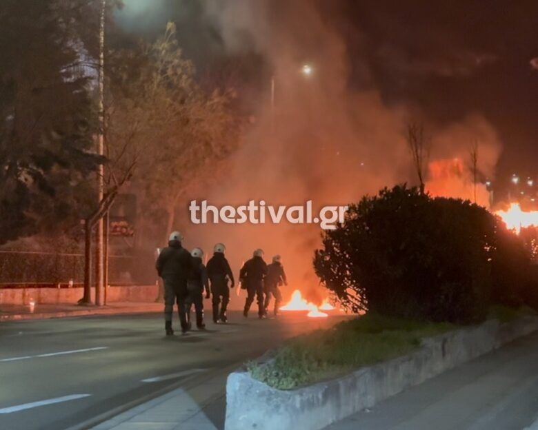 Θεσσαλονίκη: Κουκουλοφόροι έστησαν οδοφράγματα και άναψαν φωτιές κοντά στο νοσοκομείο Άγιος Δημήτριος