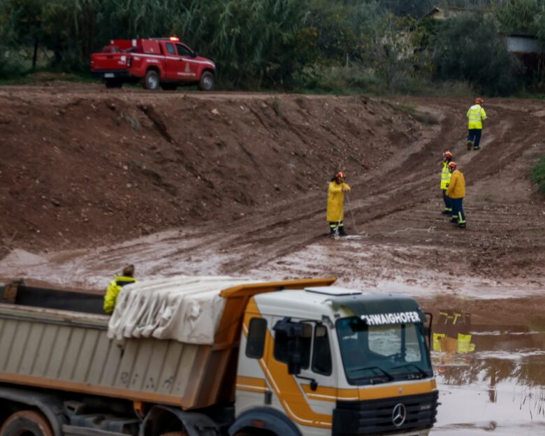 Μεσολόγγι: Άγριος ξυλοδαρμός από 10 άτομα κατά δημοτικού υπαλλήλου που βοηθούσε με τις πλημμύρες – Νοσηλεύεται στο νοσοκομείο