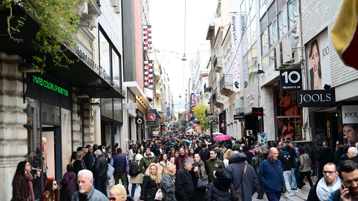 Κόσμος στην Ερμού