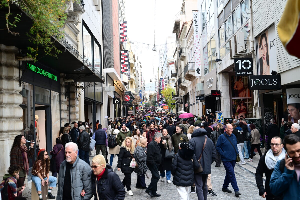 Κόσμος στην Ερμού