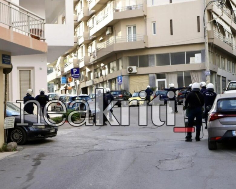Ηράκλειο: Έφοδος της αστυνομίας στον υπό κατάληψη «Ευαγγελισμό» για την επίθεση κατά του Μάκη Βορίδη
