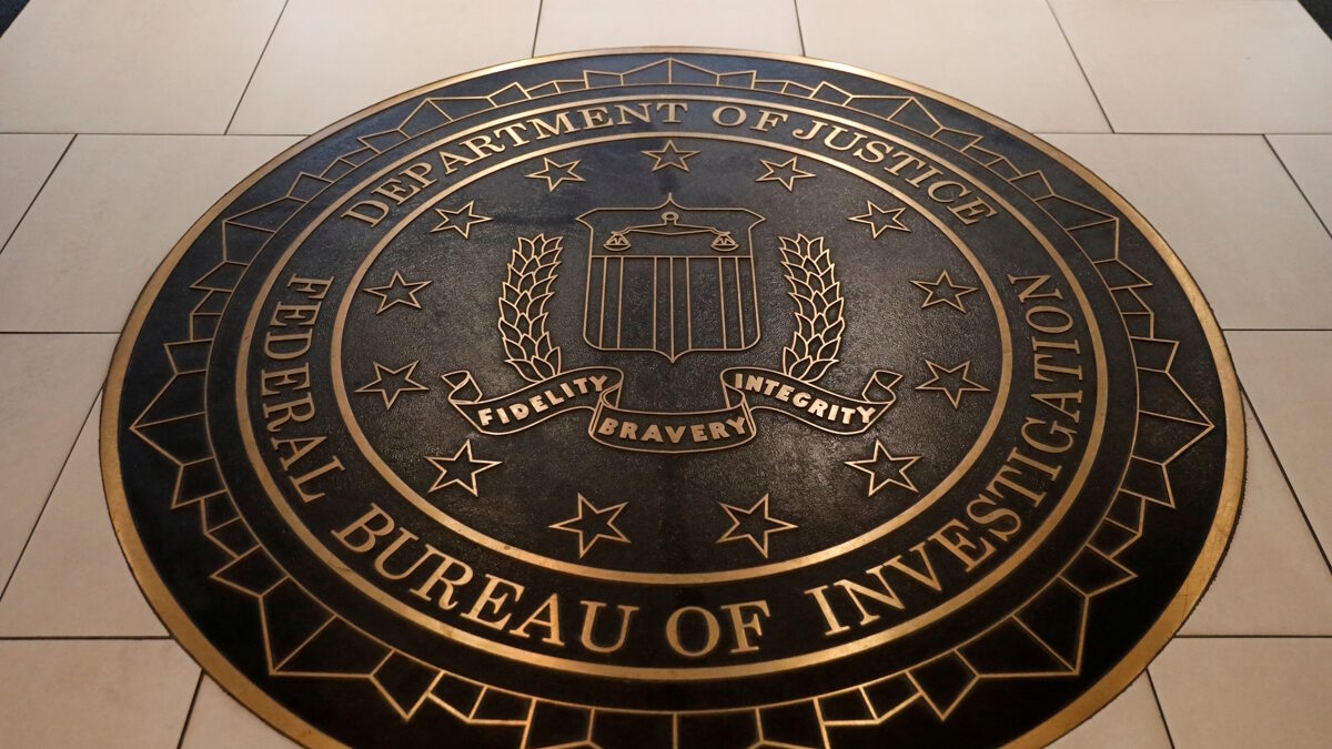 Το έμβλημα του FBI (Federal Bureau of Investigation) στα κεντρικά της Ουάσινγκτον