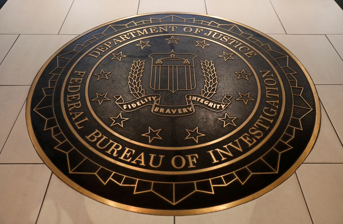 Το έμβλημα του FBI (Federal Bureau of Investigation) στα κεντρικά της Ουάσινγκτον