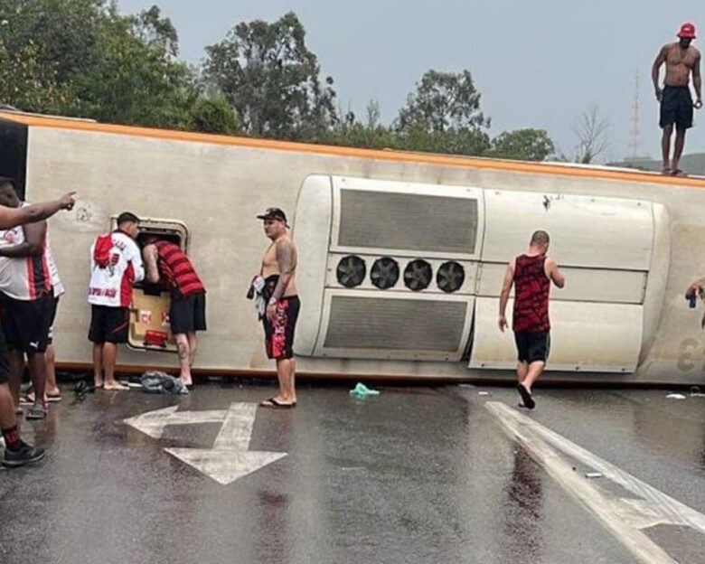 Σοκαριστικό τροχαίο στη Βραζιλία με λεωφορείο που μετέφερε οπαδούς της Φλαμένγκο – Δεκάδες τραυματίες με τέσσερις να βρίσκονται σε σοβαρή κατάσταση