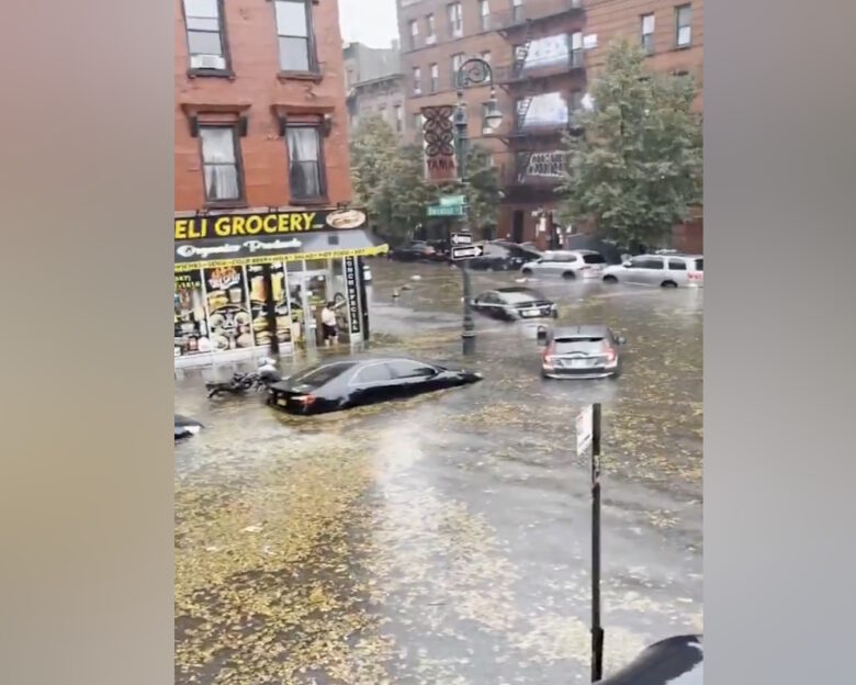 Νέα Υόρκη: Δύο νεκροί από τις σφοδρές πλημμύρες – Δρόμοι ποτάμια και χάος στα αεροδρόμια