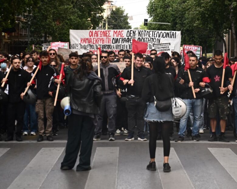 Σε εξέλιξη φοιτητικό συλλαλητήριο στα Προπύλαια – Κλειστές Πανεπιστημίου και Σταδίου