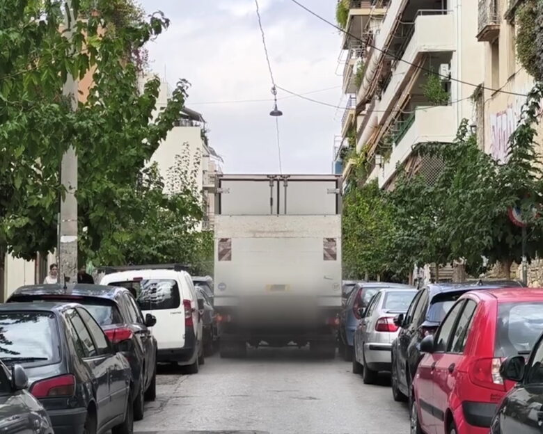 Εξάρχεια: Φορτηγό σφήνωσε στην Καλλιδρομίου και προκάλεσε ζημιές σε 9 αυτοκίνητα
