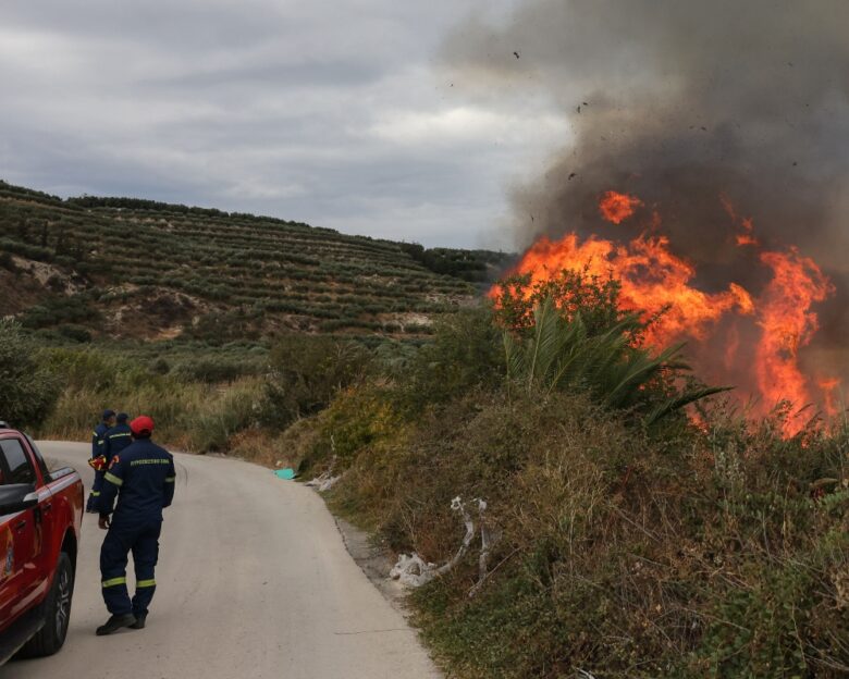 Φωτιά στις Μελέσες Ηρακλείου: Στην μάχη και εναέρια μέσα