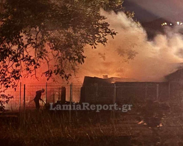 Φθιώτιδα: Φωτιά σε αποθήκη στη Μακρακώμη – Φωτογραφίες από τις καμένες εγκαταστάσεις