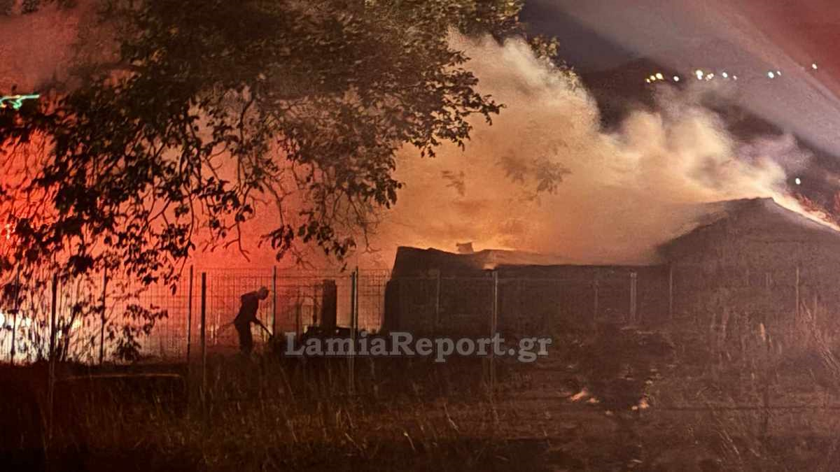 Φθιώτιδα: Φωτιά σε αποθήκη στη Μακρακώμη – Φωτογραφίες από τις καμένες εγκαταστάσεις