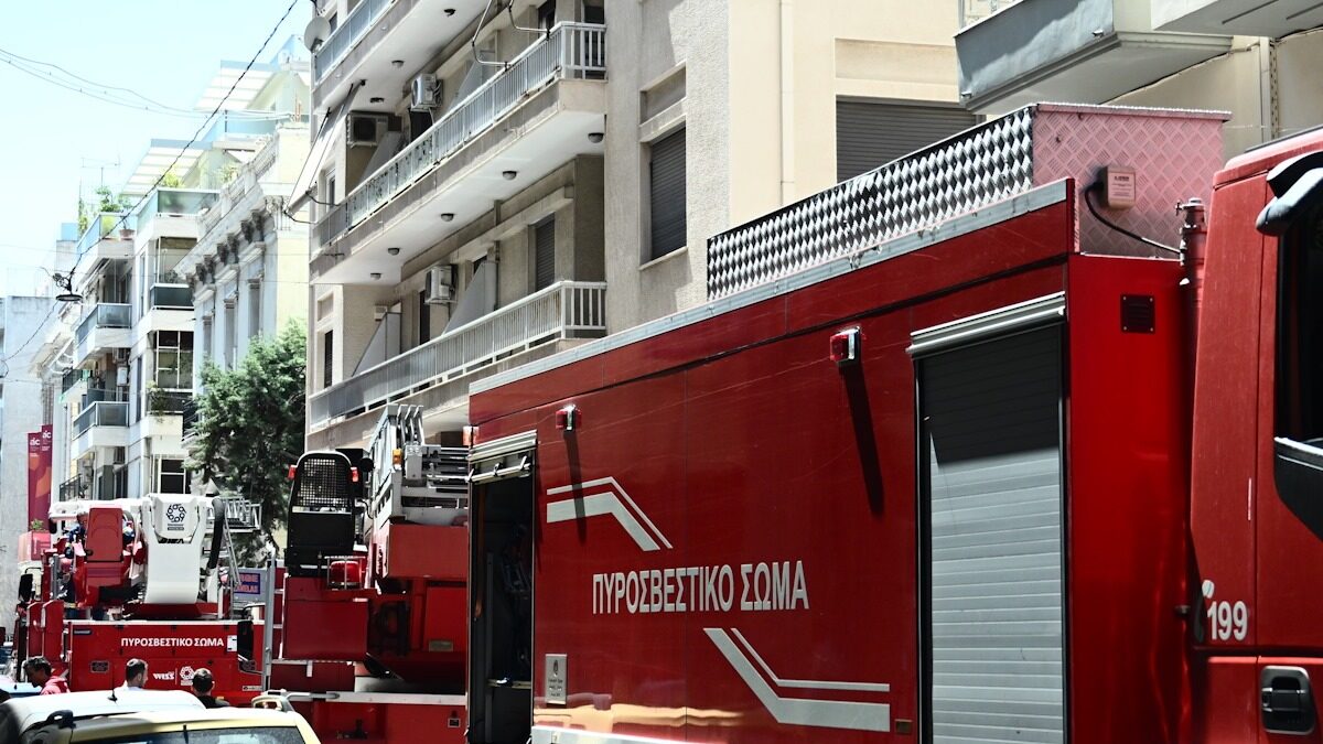 Ένα πυροσβεστικό όχημα σε έναν δρόμο