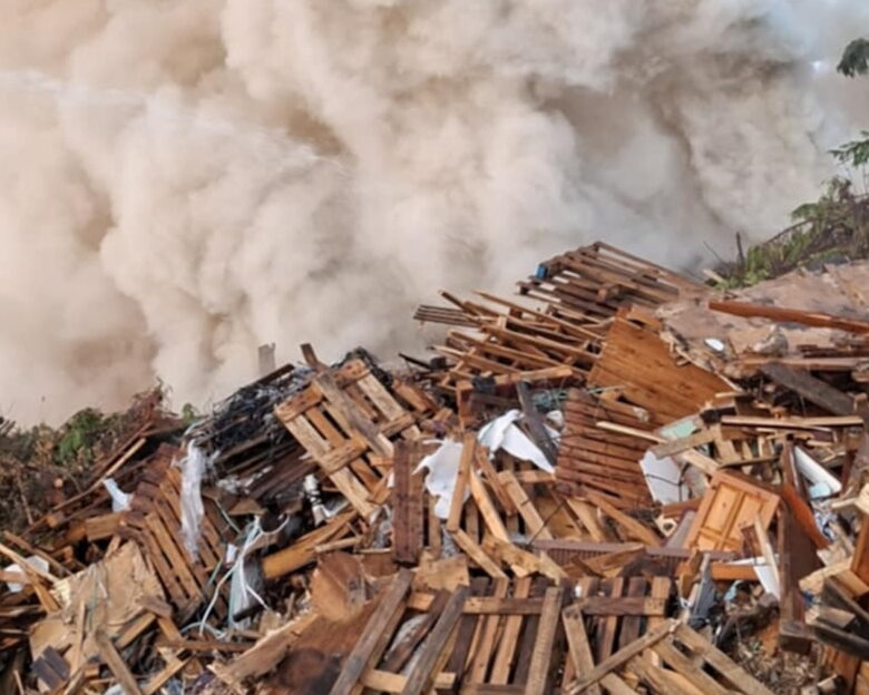 Σέρρες: Συναγερμός για φωτιά σε εργοστάσιο ανακύκλωσης, μεγάλη κινητοποίηση της πυροσβεστικής