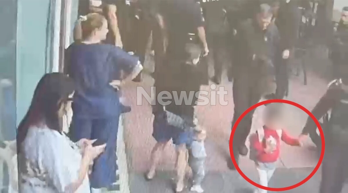 Το μικρό παιδί βρέθηκε να περπατά στην Αχαρνών