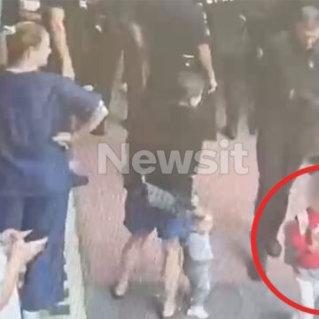 Το μικρό παιδί βρέθηκε να περπατά στην Αχαρνών