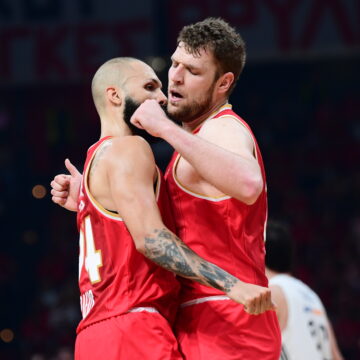 Φουρνιέ και Βεζένκοφ πανηγυρίζουν σε αγώνα του Ολυμπιακού (KLODIAN LATO