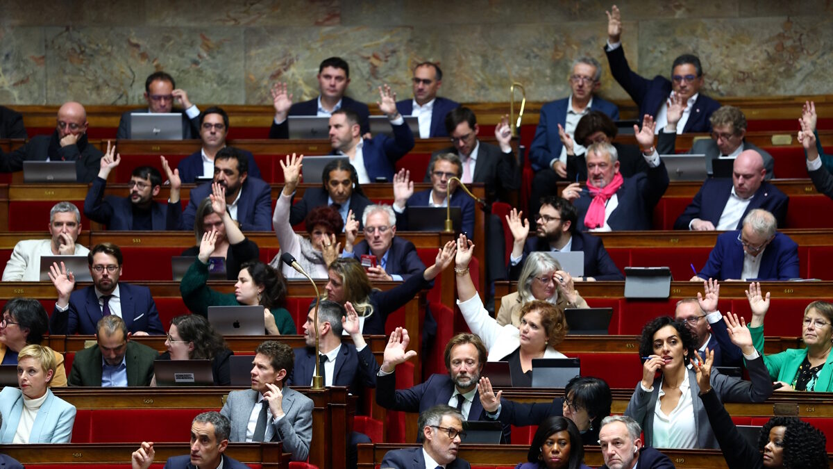 Βουλευτές της γαλλικής Αριστεράς ψηφίζουν για το σχέδιο νόμου για τον προϋπολογισμό του 2026