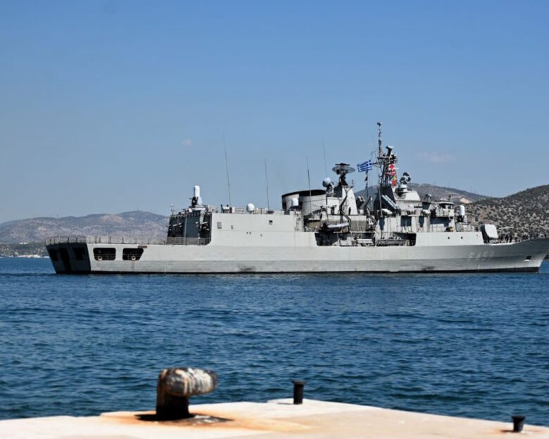 Η φρεγάτα «Σπέτσαι» εκτελεί αποστολή έρευνας και διάσωσης σε φλεγόμενο δεξαμενόπλοιο ανοικτά της Υεμένης