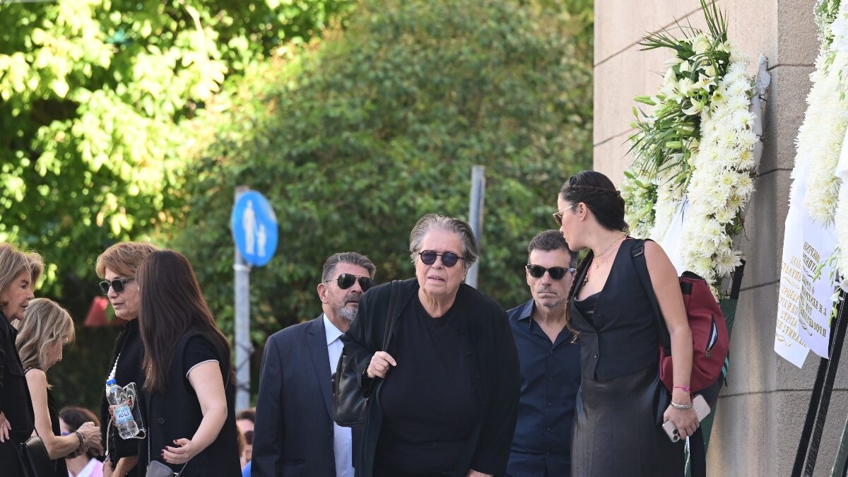 Η Δήμητρα Γαλάνη στην κηδεία του Διονύση Σαββόπουλου