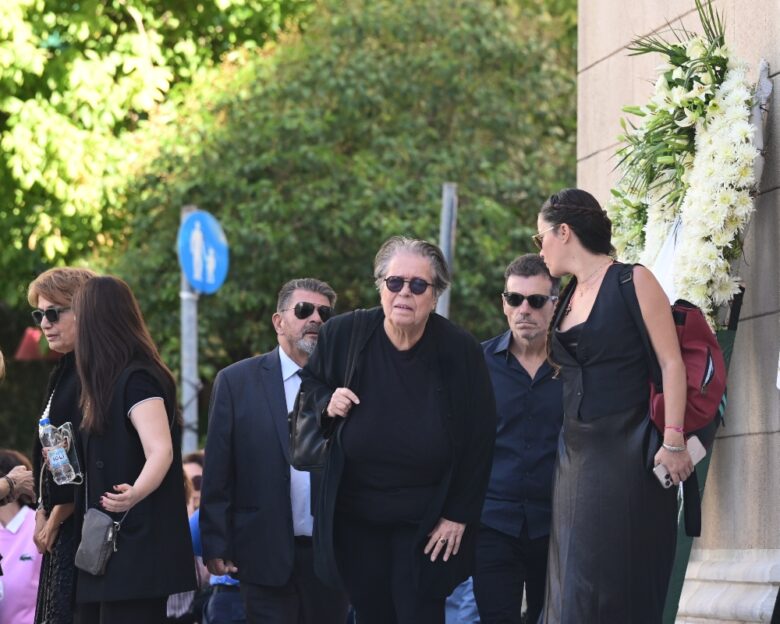 Κηδεία Διονύση Σαββόπουλου: «Το έργο σου είναι και θα είναι πάντα ολοζώντανο, αιώνια κληρονομιά μας», είπε η Δήμητρα Γαλάνη