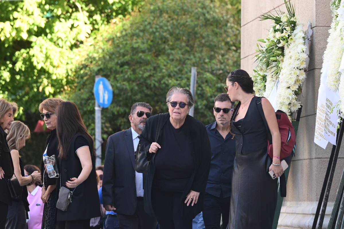 Η Δήμητρα Γαλάνη στην κηδεία του Διονύση Σαββόπουλου