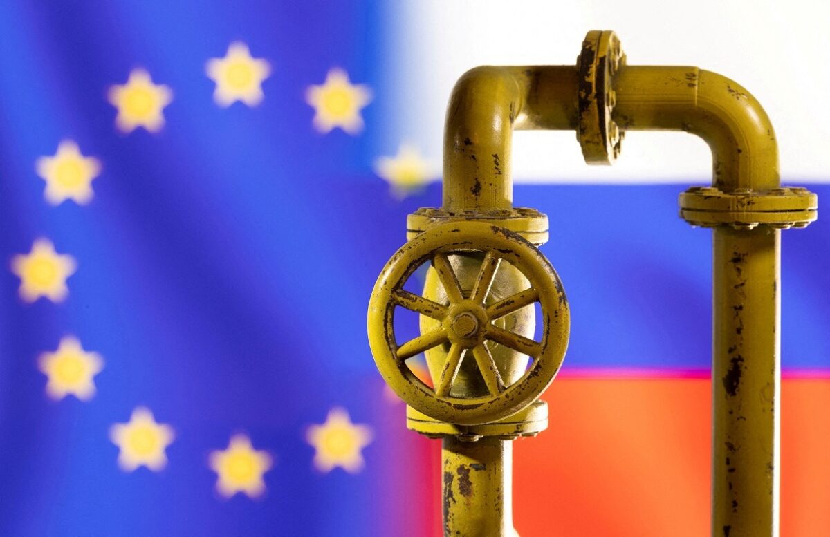 Σωλήνες φυσικού αερίου σε σημαίες της ΕΕ και της Ρωσίας