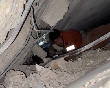 Παλαιστίνιος διασώστης προσπαθεί να απεγκλωβίσει ανθρώπους που έχουν παγιδευτεί στα ερείπια μετά την ισραηλινή επίθεση στην πόλη της Γάζας