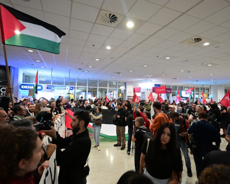 Έφτασαν στην Αθήνα οι 27 Έλληνες που συμμετείχαν στην αποστολή του στολίσκου Sumud – Πλήθος κόσμου τους υποδέχτηκε στο «Ελ. Βενιζέλος»