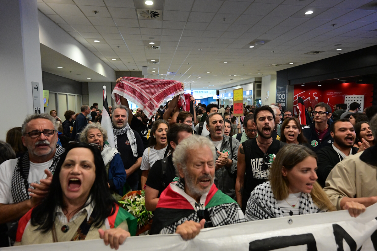 Επαναπατρισμός για τους 27 Έλληνες που συνελήφθησαν από το Ισραήλ στην προσπάθειά τους να φτάσουν στη Γάζα μαζί με τα υπόλοιπα μέλη του στολίσκου Global Sumud Flotilla, στο αεροδρόμιο «Ελευθέριος Βενιζέλος»