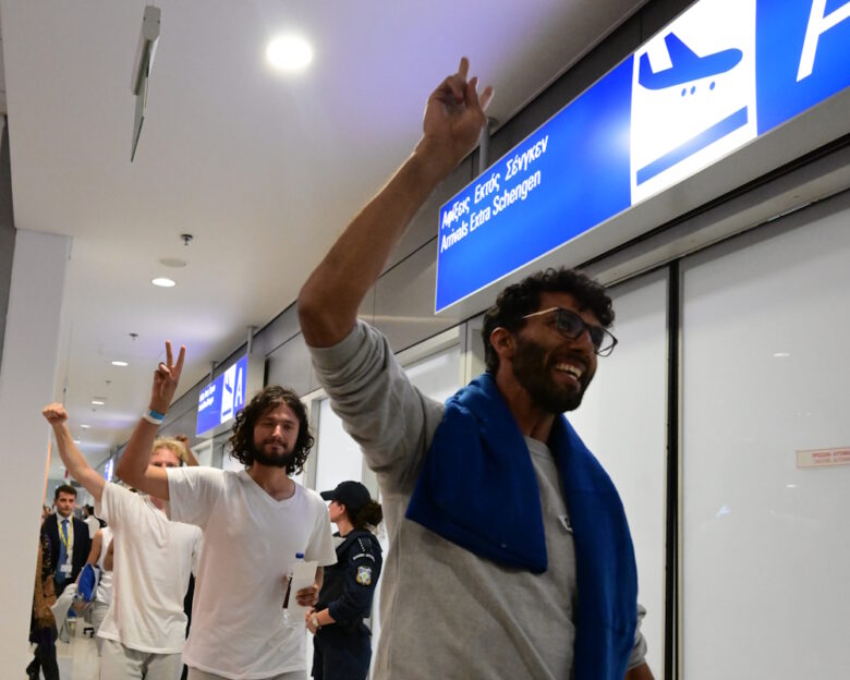 Έφτασαν στην Αθήνα οι 27 Έλληνες που συμμετείχαν στην αποστολή του στολίσκου Sumud – Πλήθος κόσμου τους υποδέχτηκε στο «Ελ. Βενιζέλος»