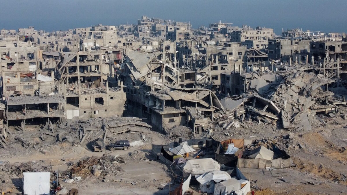 Μια λήψη από drone δείχνει την καταστροφή σε μια κατοικημένη γειτονιά, στην πόλη της Γάζας.